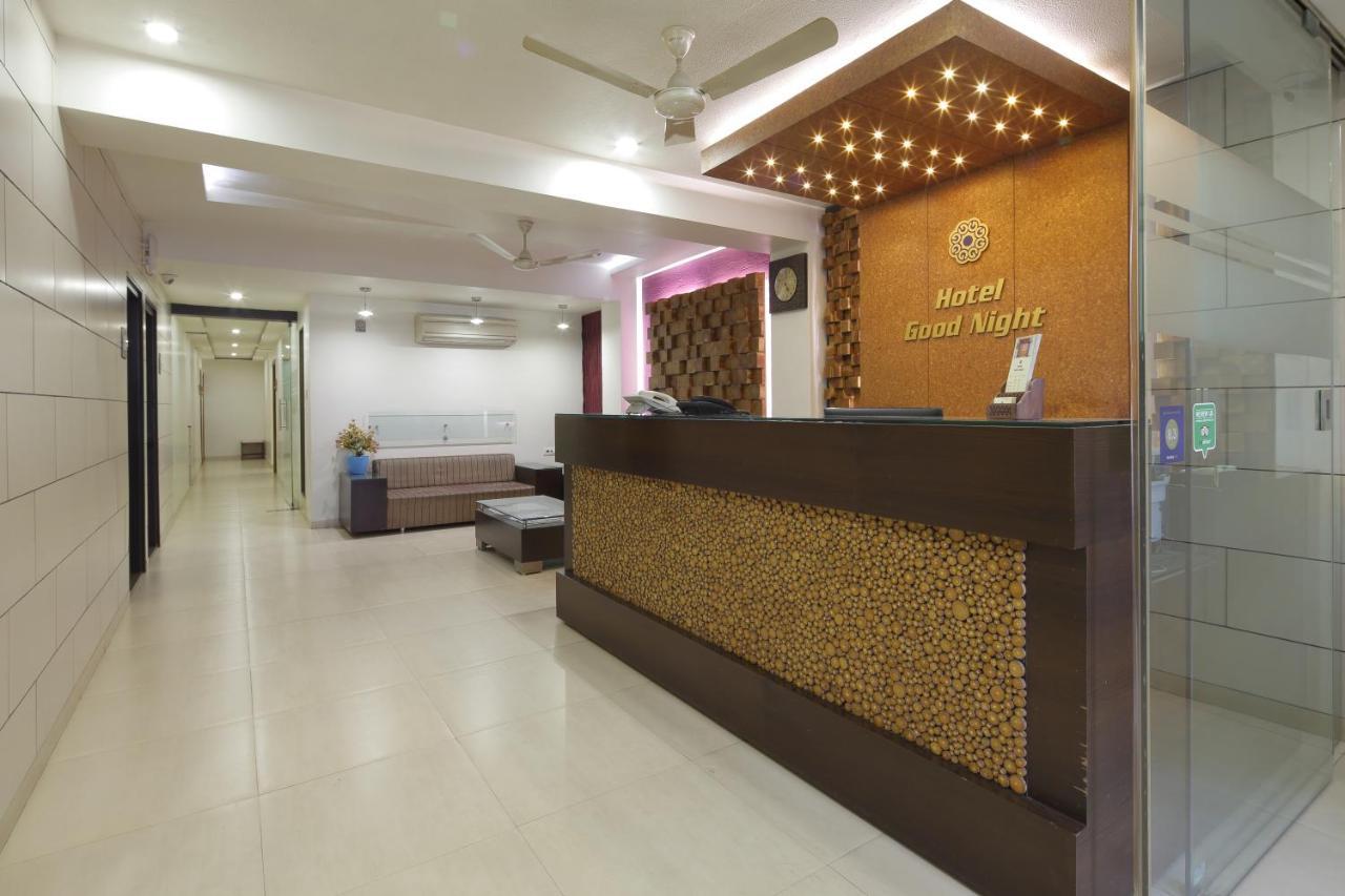 Hotel Good Night Ahmedabad Buitenkant foto