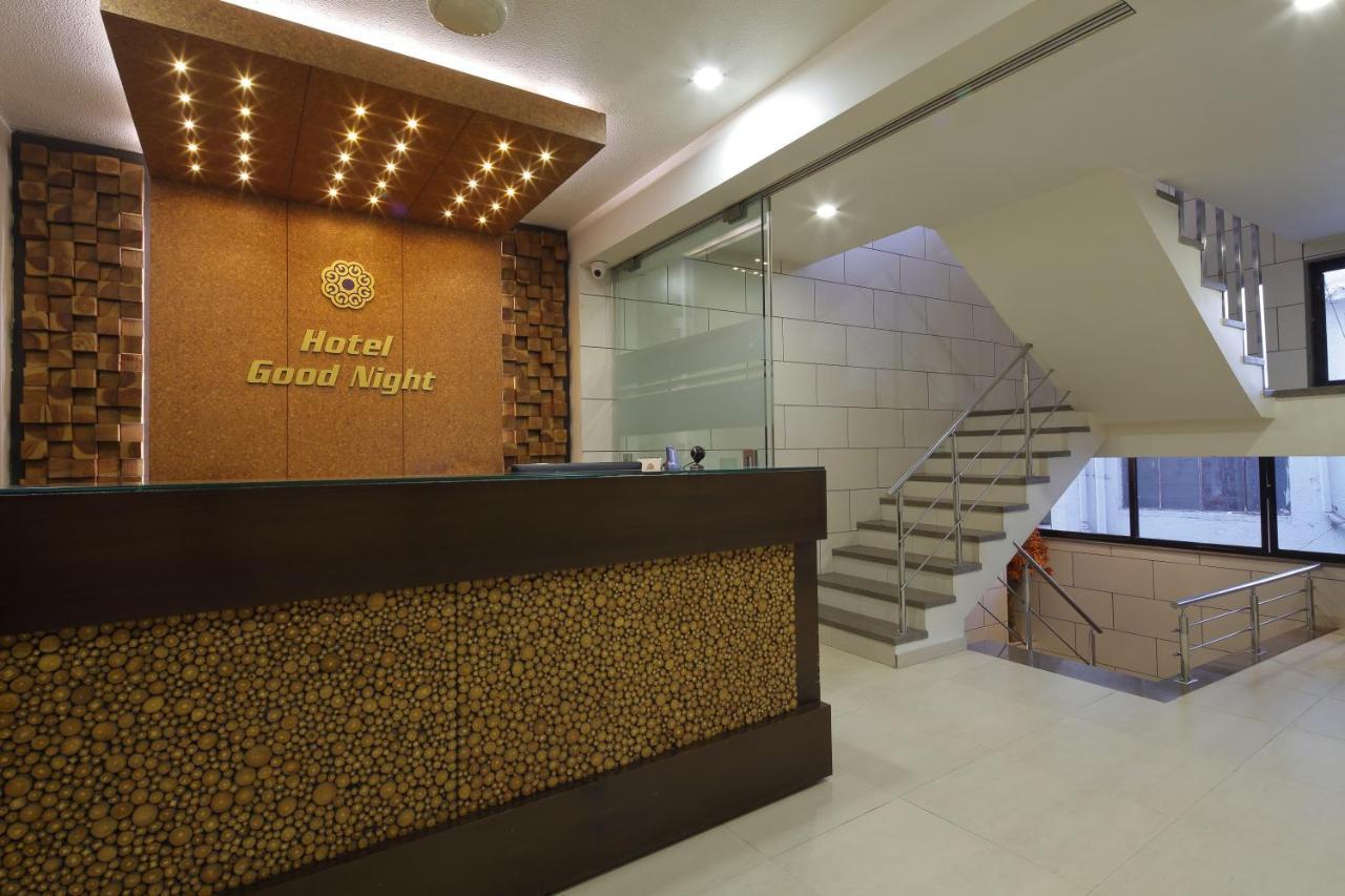 Hotel Good Night Ahmedabad Buitenkant foto