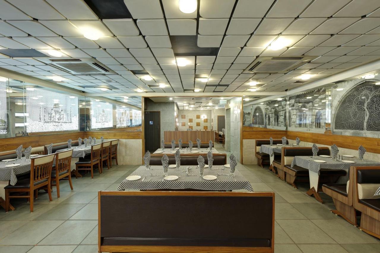 Hotel Good Night Ahmedabad Buitenkant foto