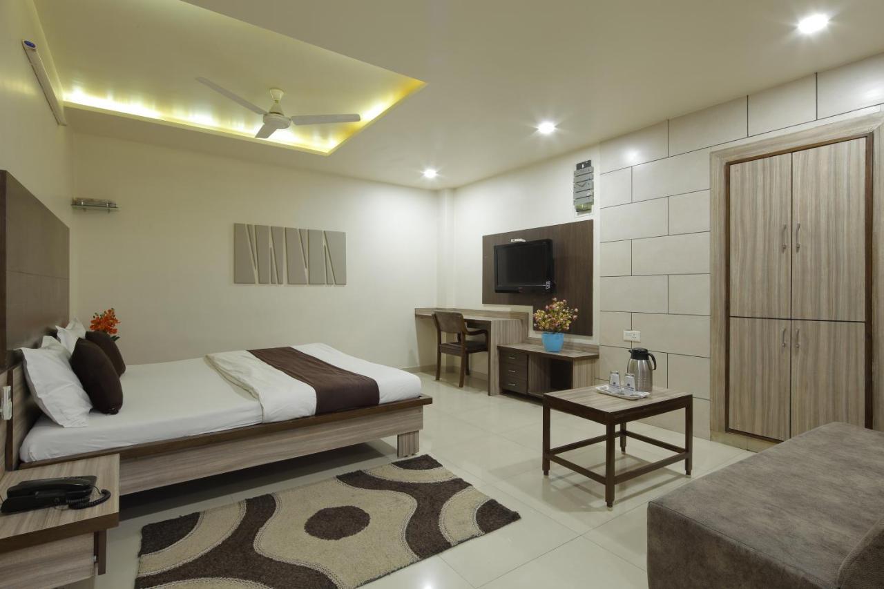 Hotel Good Night Ahmedabad Buitenkant foto