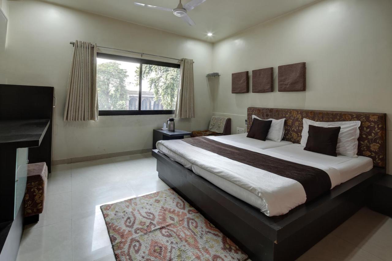 Hotel Good Night Ahmedabad Buitenkant foto