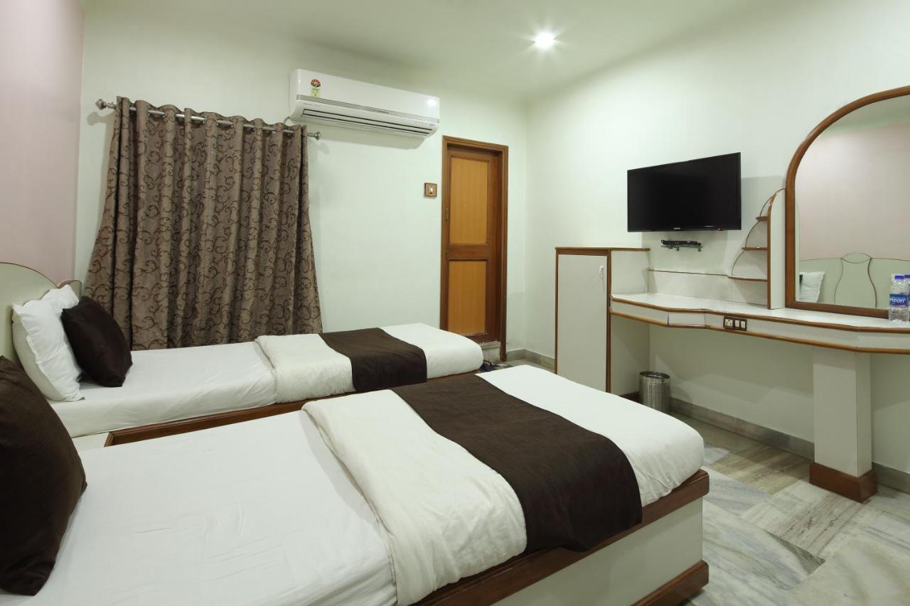 Hotel Good Night Ahmedabad Buitenkant foto