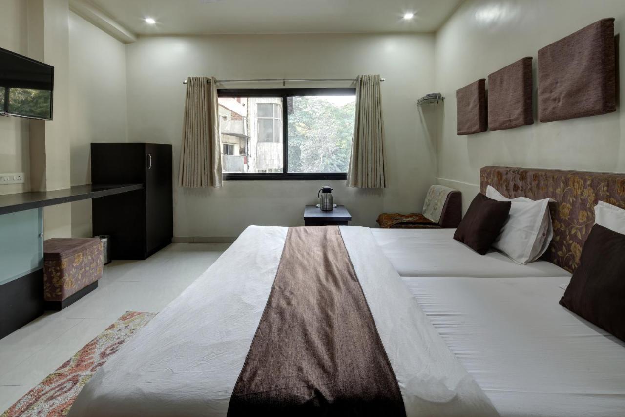 Hotel Good Night Ahmedabad Buitenkant foto