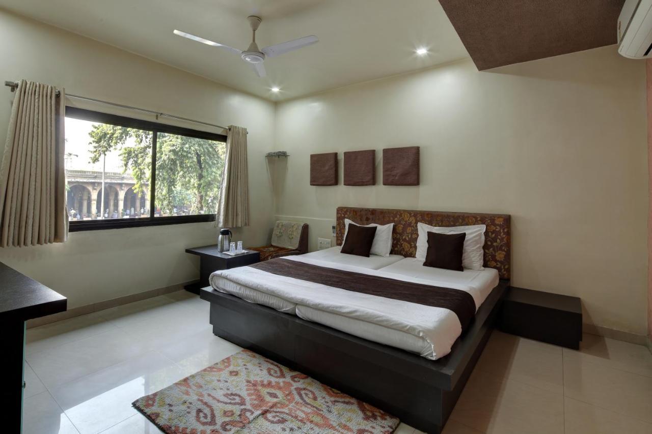 Hotel Good Night Ahmedabad Buitenkant foto