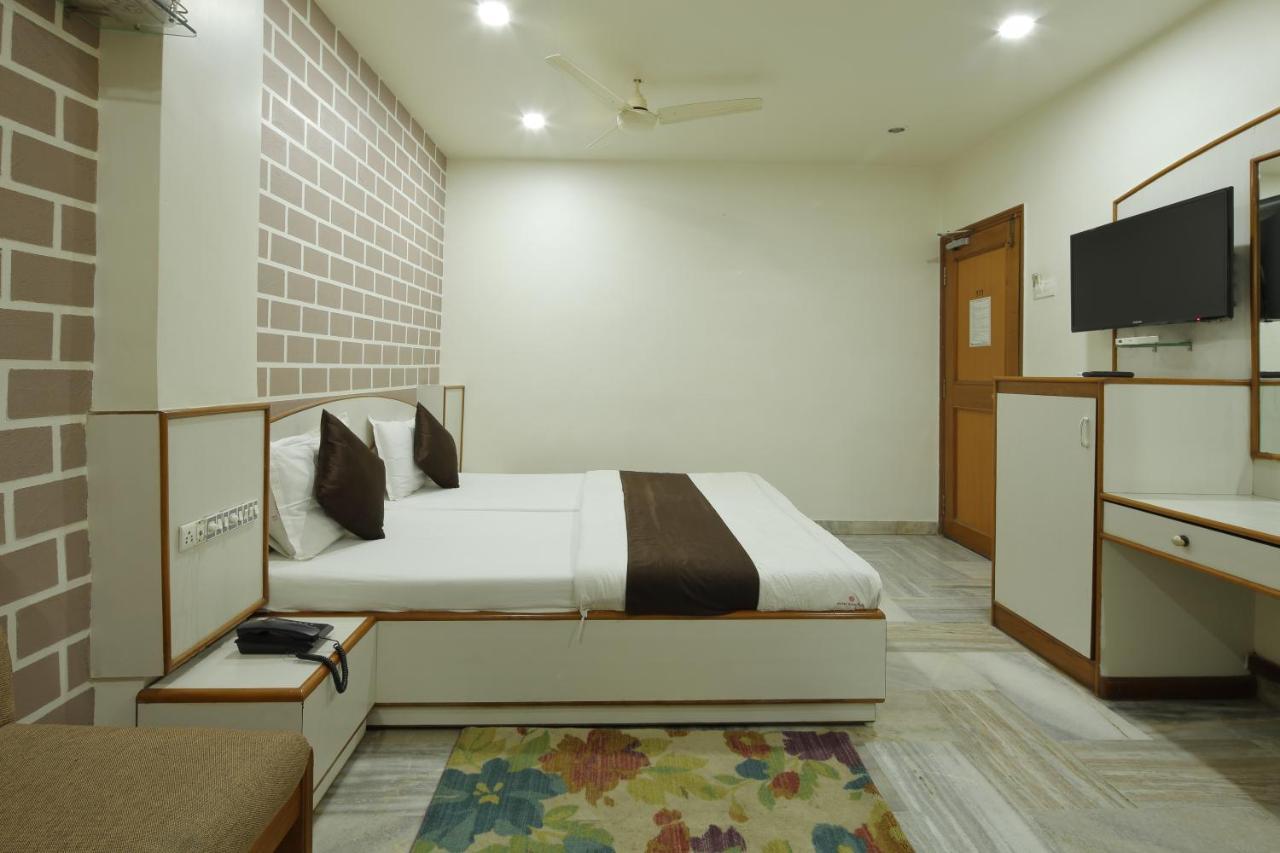 Hotel Good Night Ahmedabad Buitenkant foto