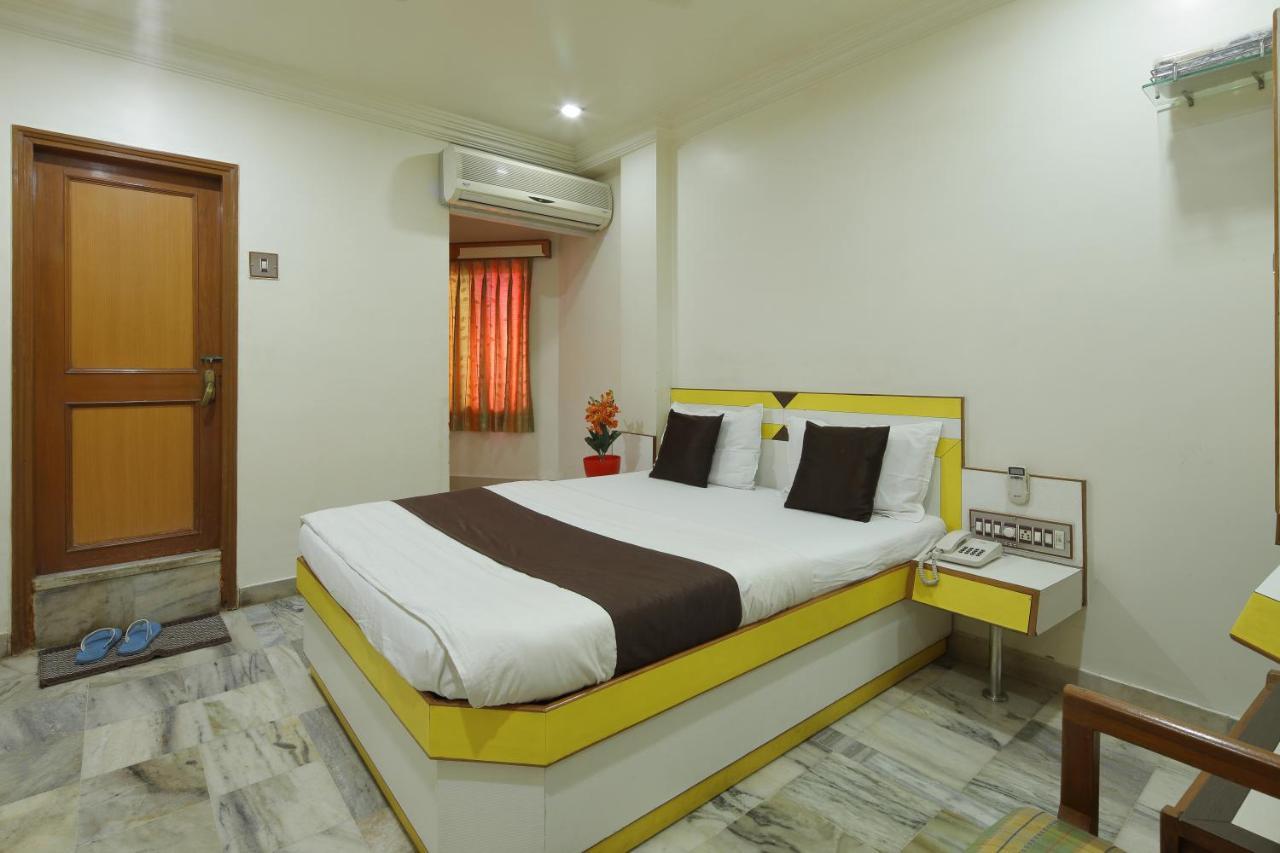 Hotel Good Night Ahmedabad Buitenkant foto