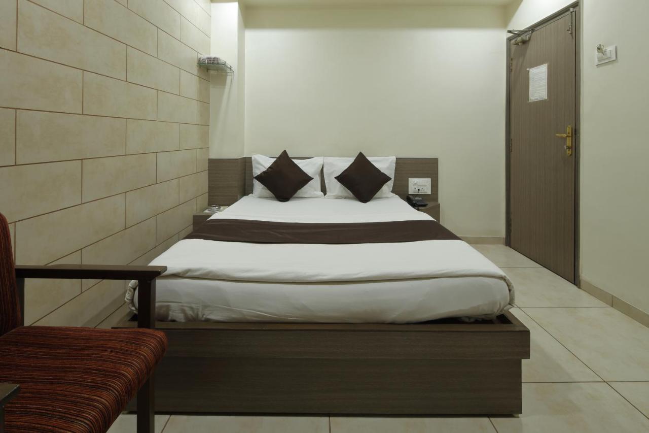 Hotel Good Night Ahmedabad Buitenkant foto