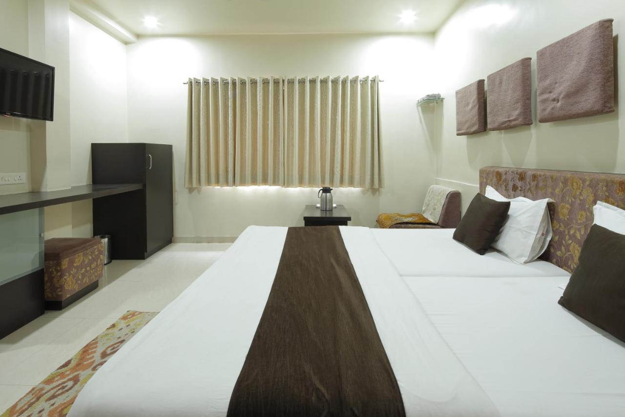 Hotel Good Night Ahmedabad Buitenkant foto