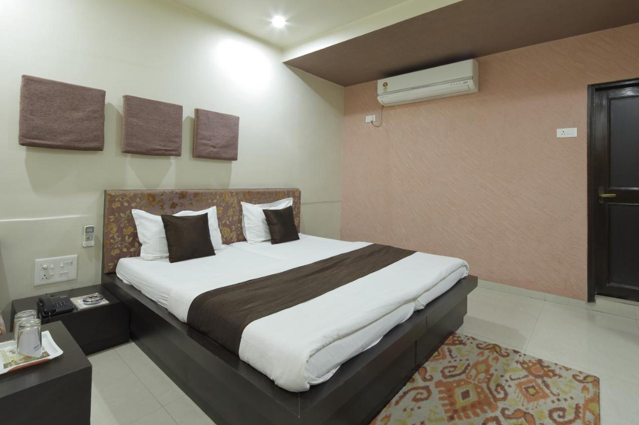 Hotel Good Night Ahmedabad Buitenkant foto