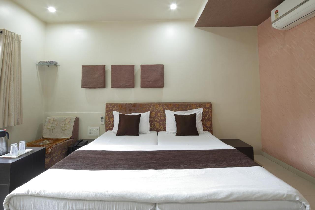 Hotel Good Night Ahmedabad Buitenkant foto