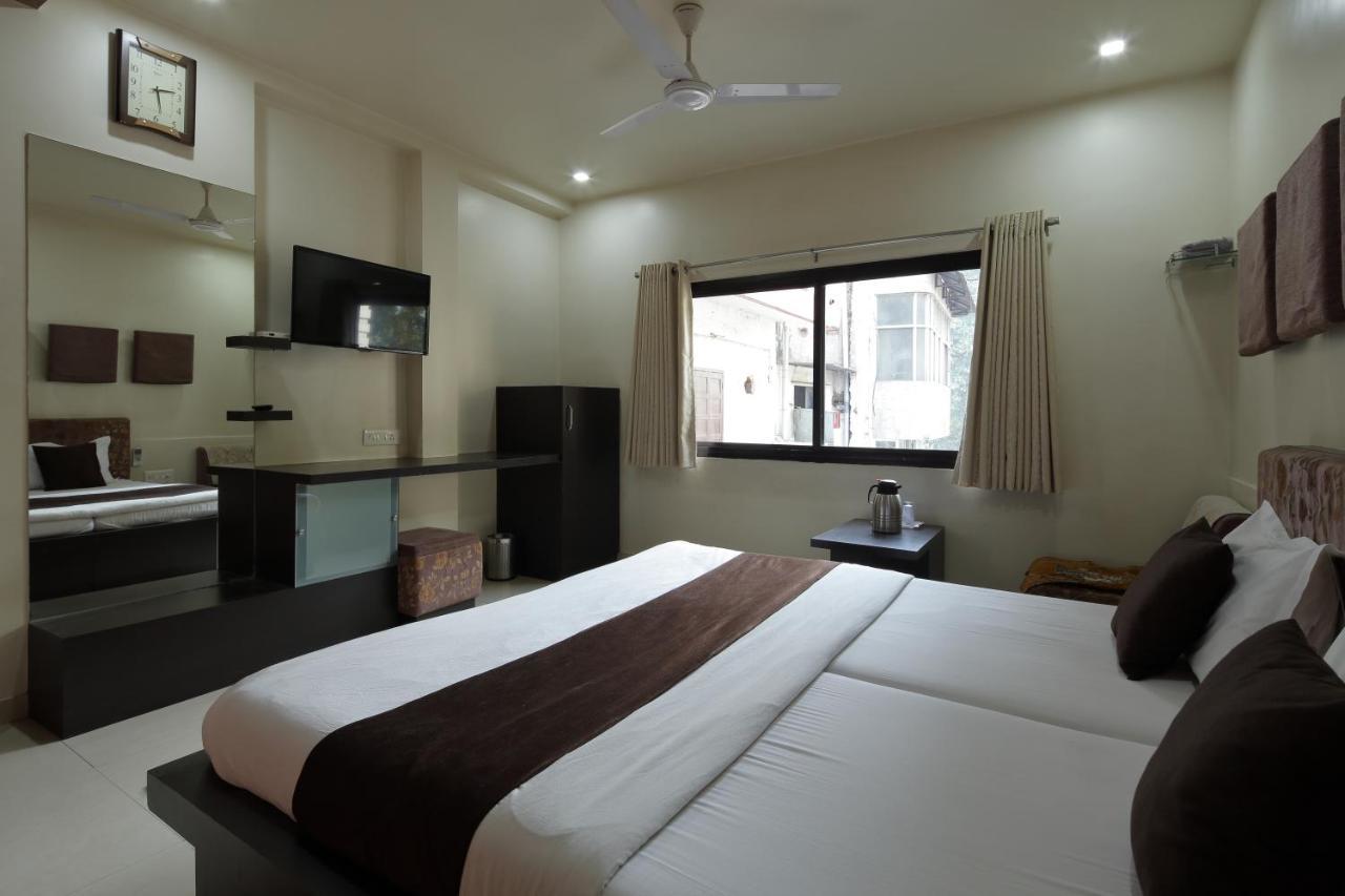 Hotel Good Night Ahmedabad Buitenkant foto