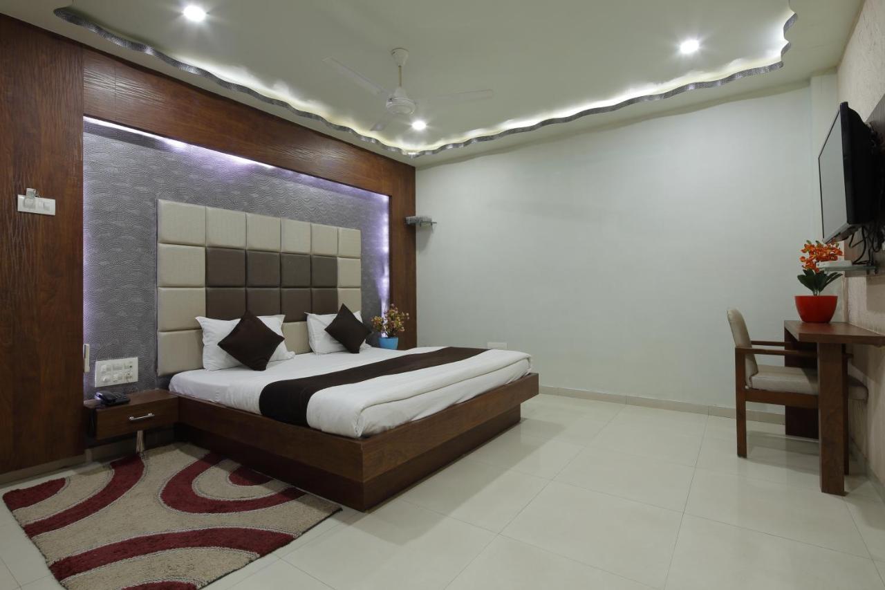 Hotel Good Night Ahmedabad Buitenkant foto