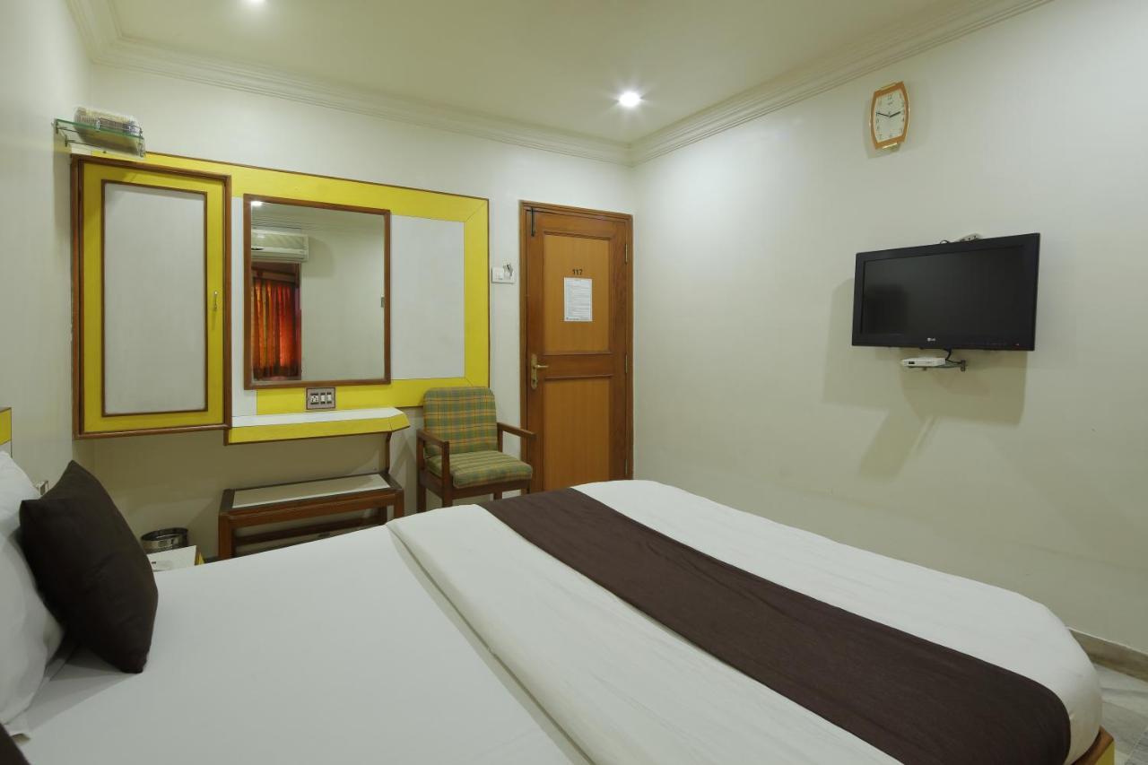 Hotel Good Night Ahmedabad Buitenkant foto