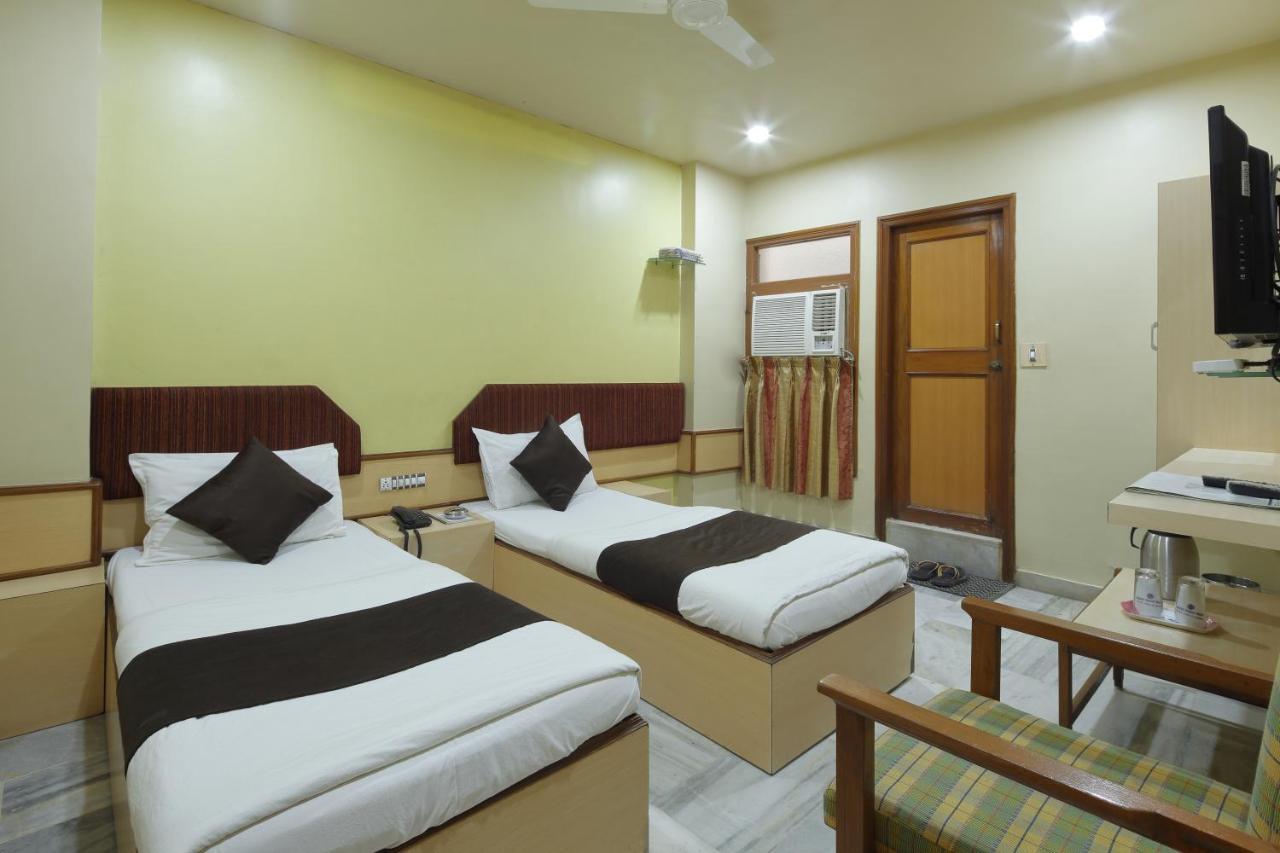 Hotel Good Night Ahmedabad Buitenkant foto