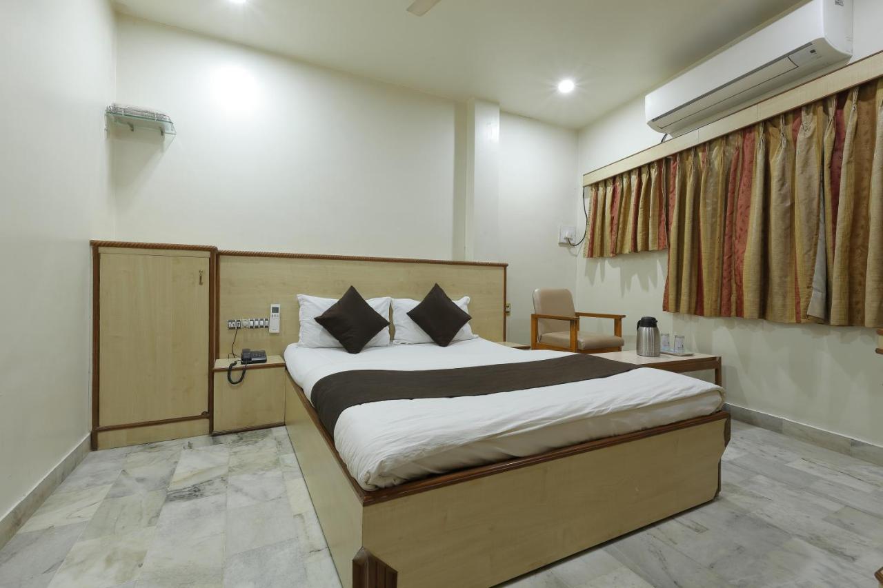 Hotel Good Night Ahmedabad Buitenkant foto