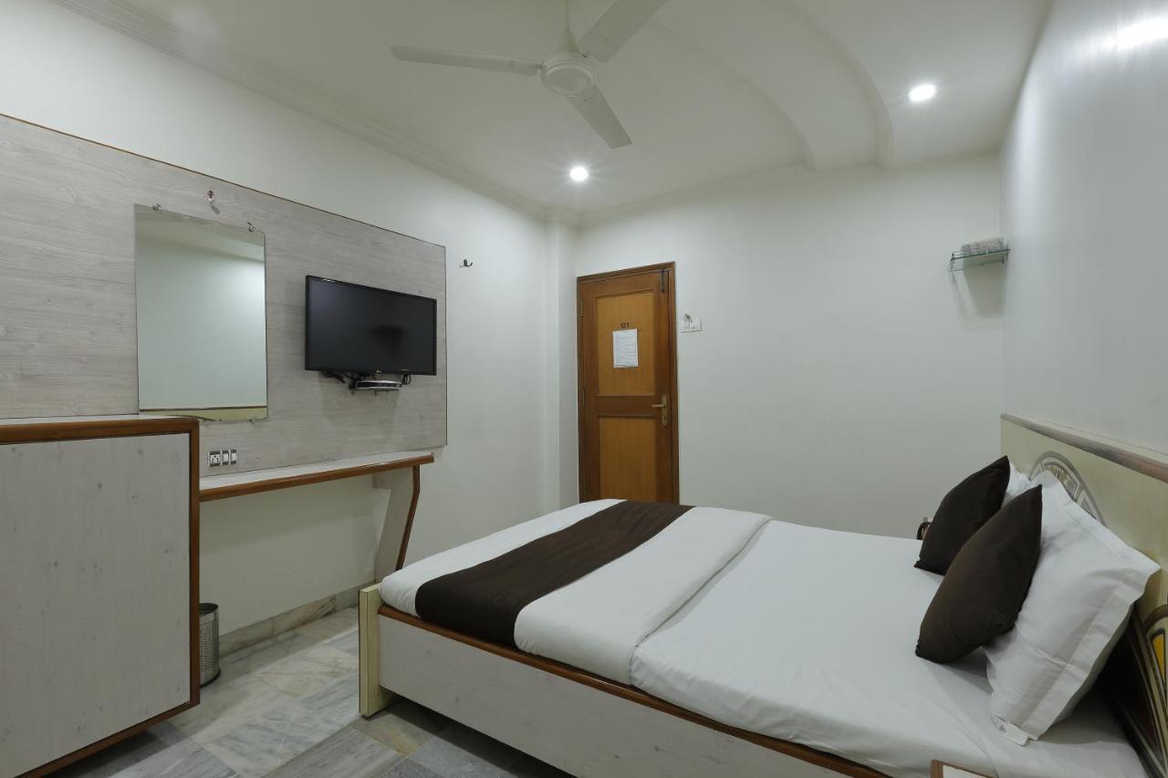 Hotel Good Night Ahmedabad Buitenkant foto