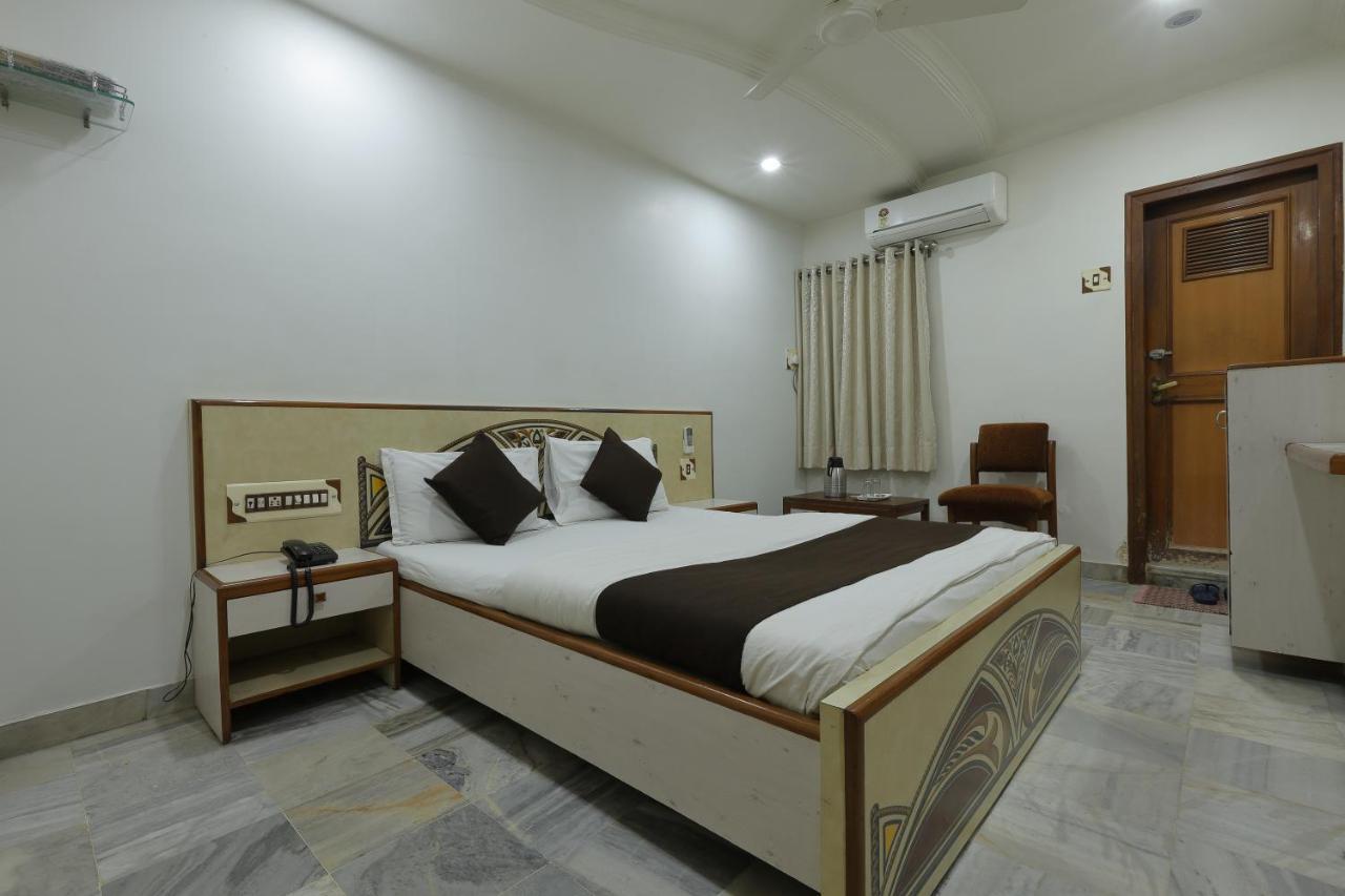 Hotel Good Night Ahmedabad Buitenkant foto