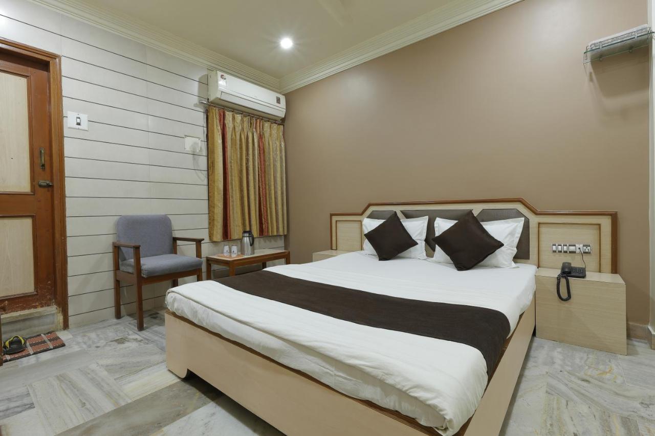 Hotel Good Night Ahmedabad Buitenkant foto