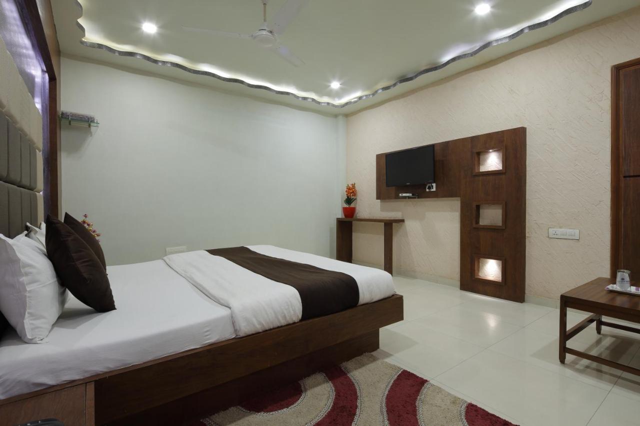 Hotel Good Night Ahmedabad Buitenkant foto