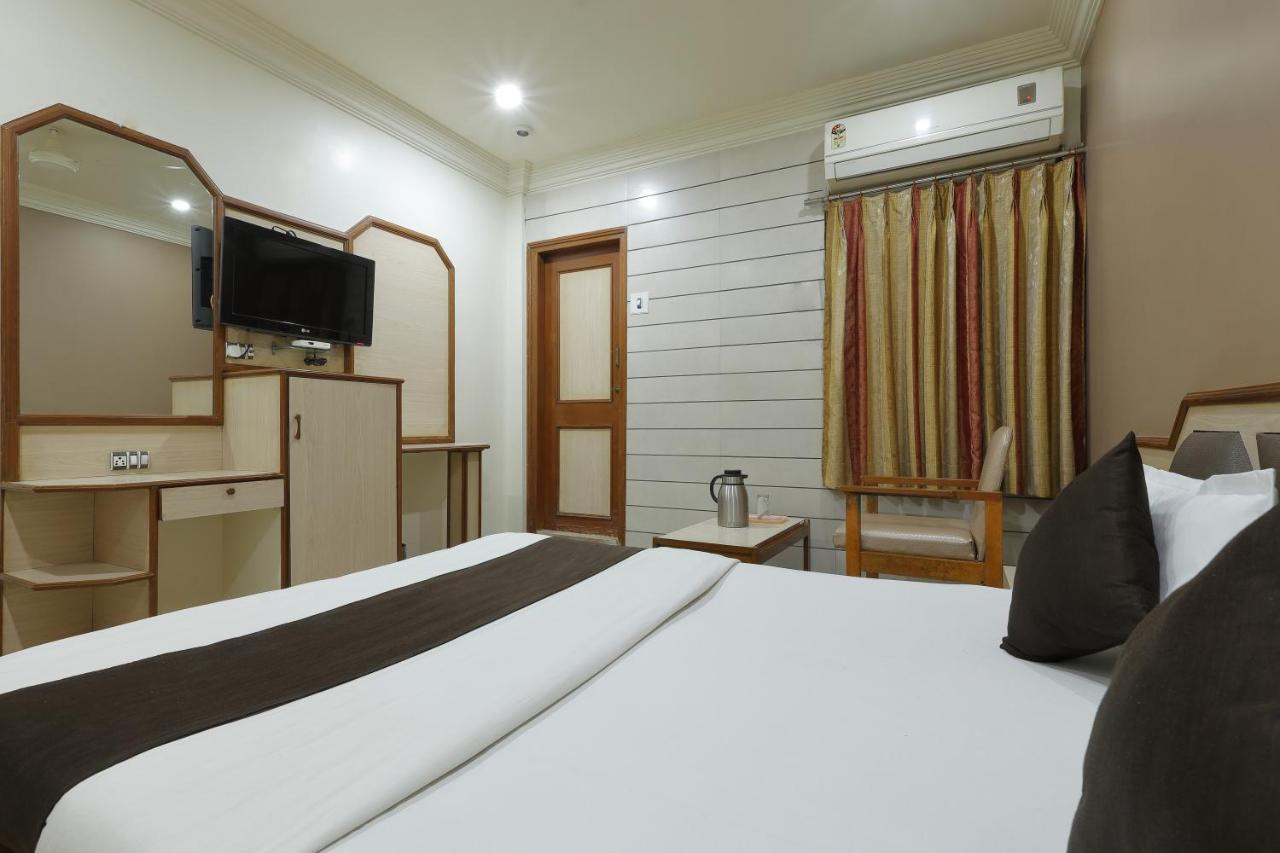 Hotel Good Night Ahmedabad Buitenkant foto