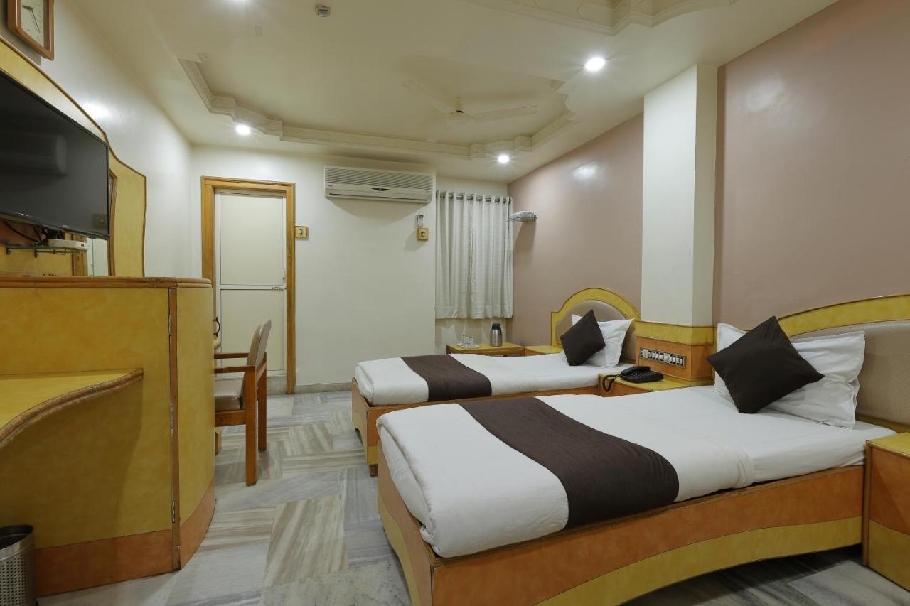 Hotel Good Night Ahmedabad Buitenkant foto