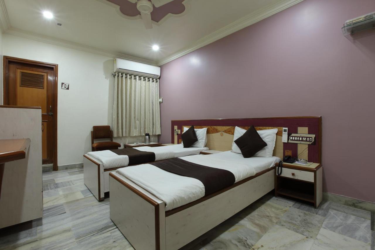 Hotel Good Night Ahmedabad Buitenkant foto