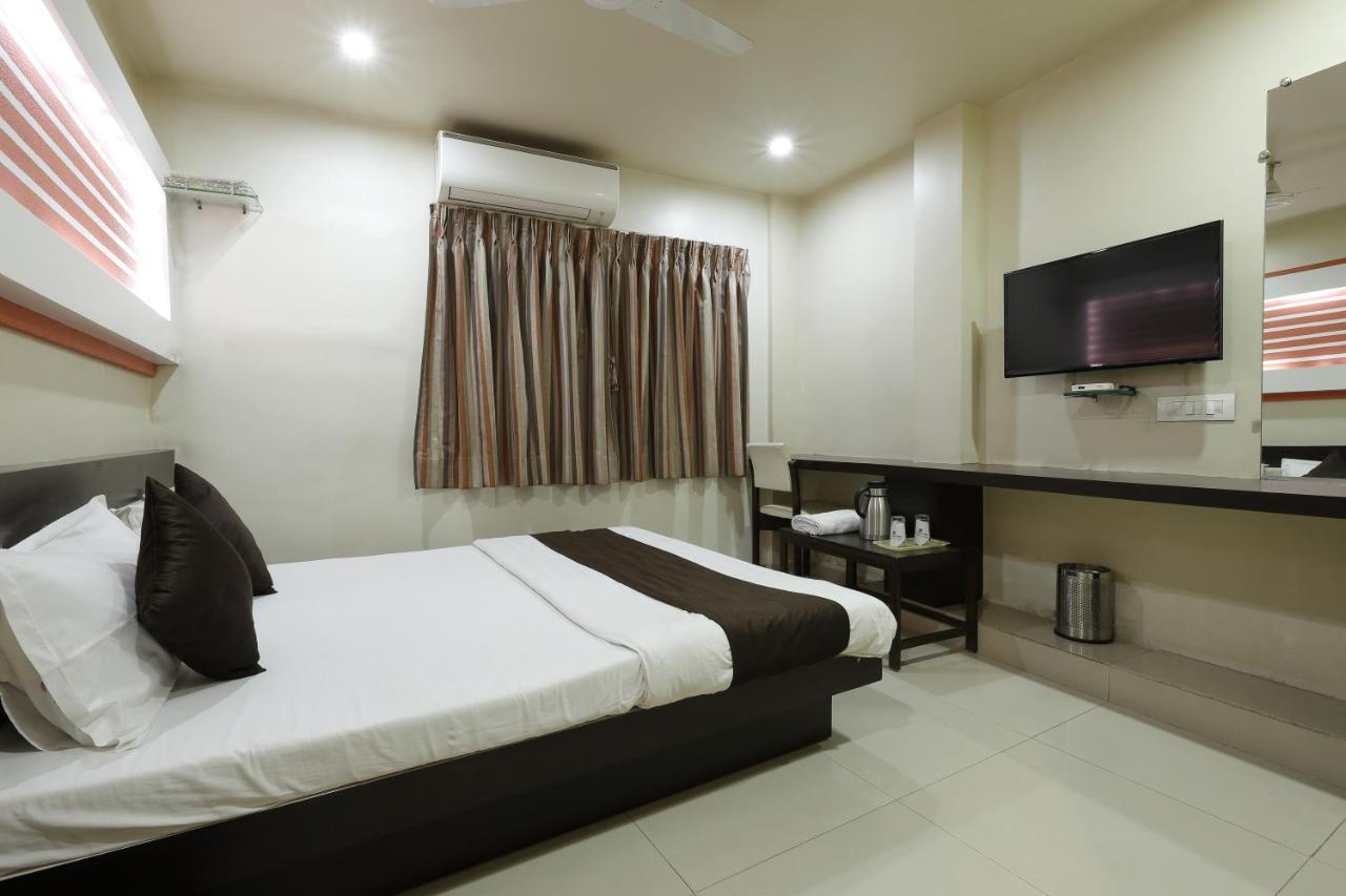 Hotel Good Night Ahmedabad Buitenkant foto