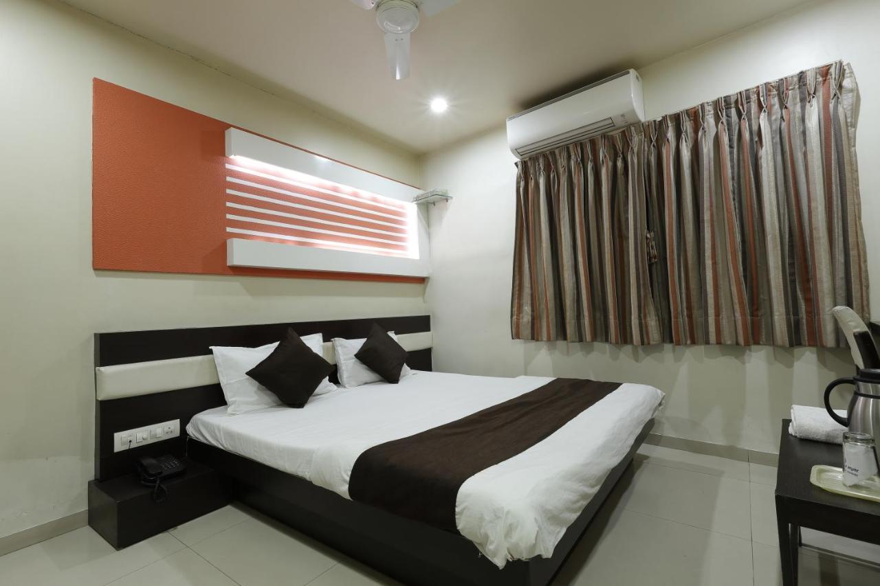 Hotel Good Night Ahmedabad Buitenkant foto