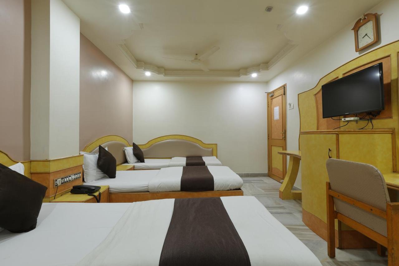 Hotel Good Night Ahmedabad Buitenkant foto