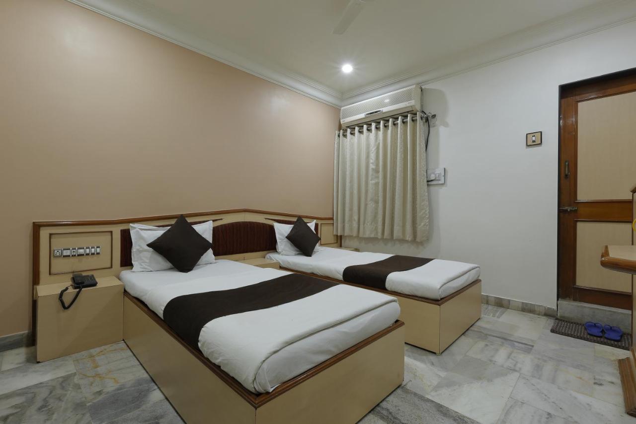 Hotel Good Night Ahmedabad Buitenkant foto