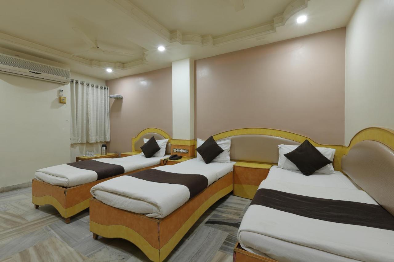 Hotel Good Night Ahmedabad Buitenkant foto