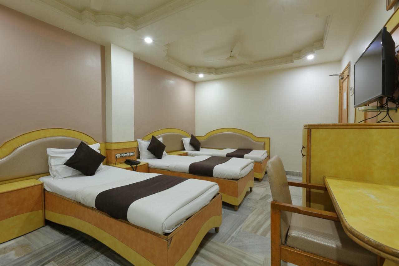 Hotel Good Night Ahmedabad Buitenkant foto